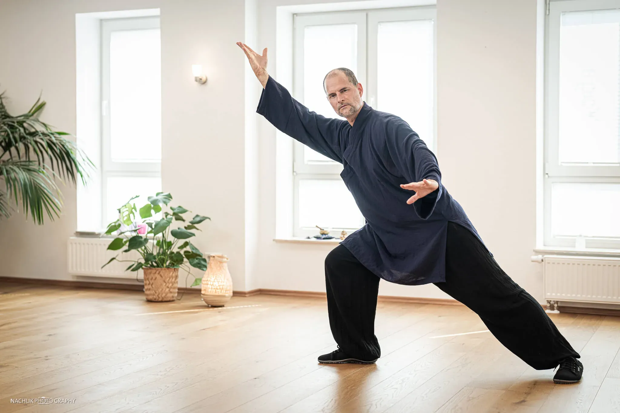 Raumgreifende Tai-Chi-Pose